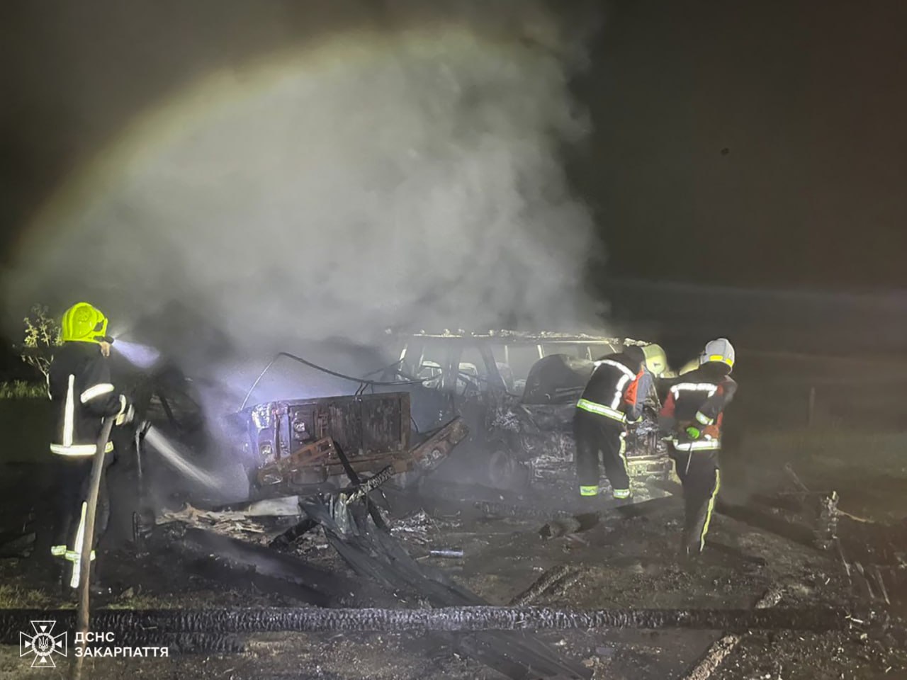 Помітив дивне сяйво на подвір'ї: на Закарпатті вночі дотла згоріли дві автівки та гараж (фото)