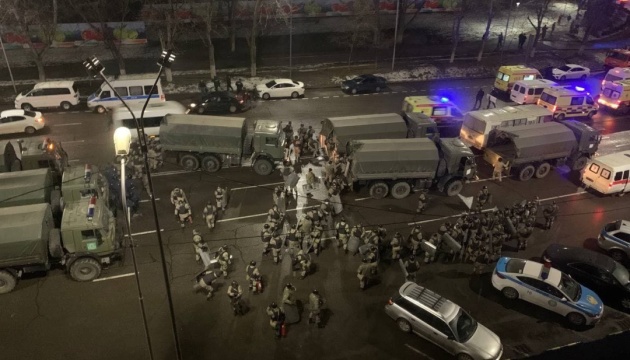 Протест у вогні, надзвичайний стан і відставка уряду. Що відбулося у Казахстані