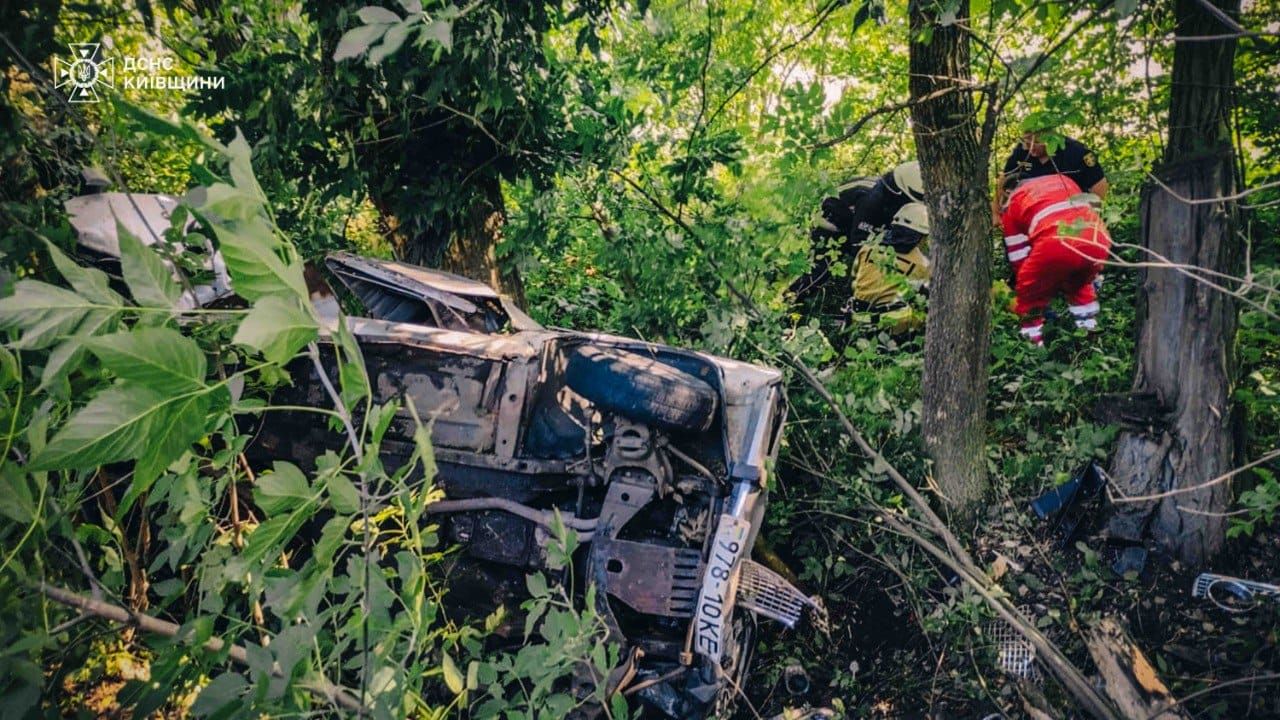 На Київщині з розтрощеного авто вирізали дітей: деталі аварії