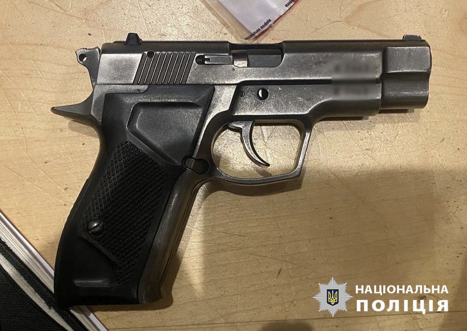 У Києві сварка між власниками собак завершилася стріляниною: один із них поранив іншого в обличчя