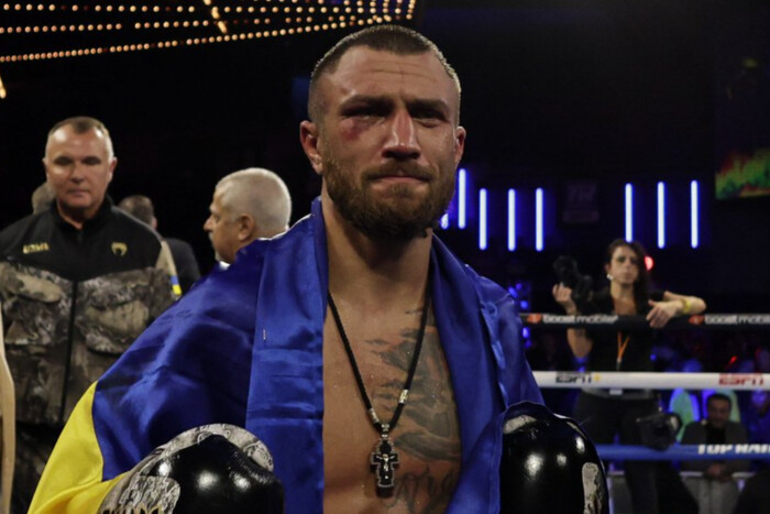 Боксер Василь Ломаченко відправив у нокаут суперника і став чемпіоном світу в легкій вазі