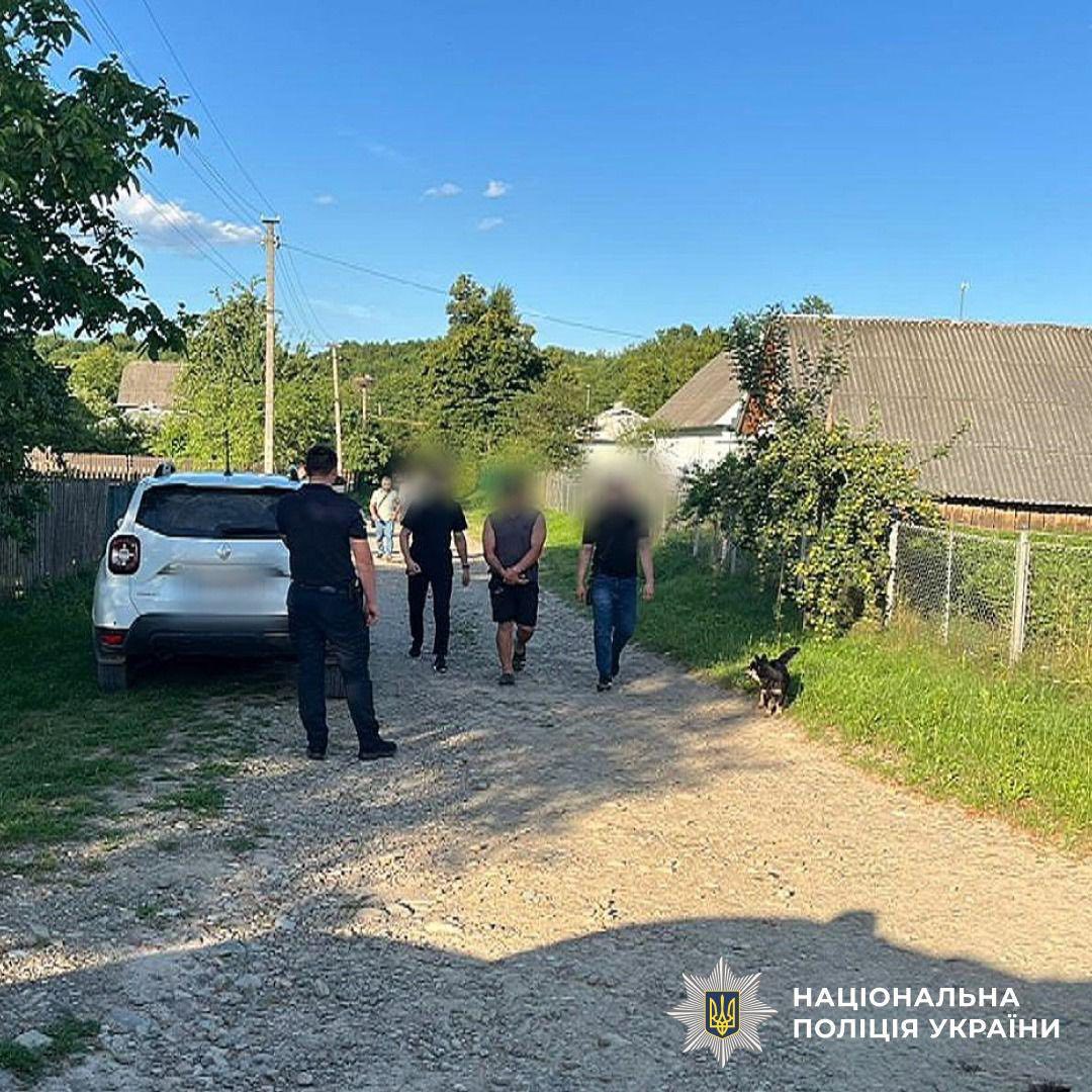 На Прикарпатті чоловік влаштував стрілянину: поліція показала фото з місця злочину