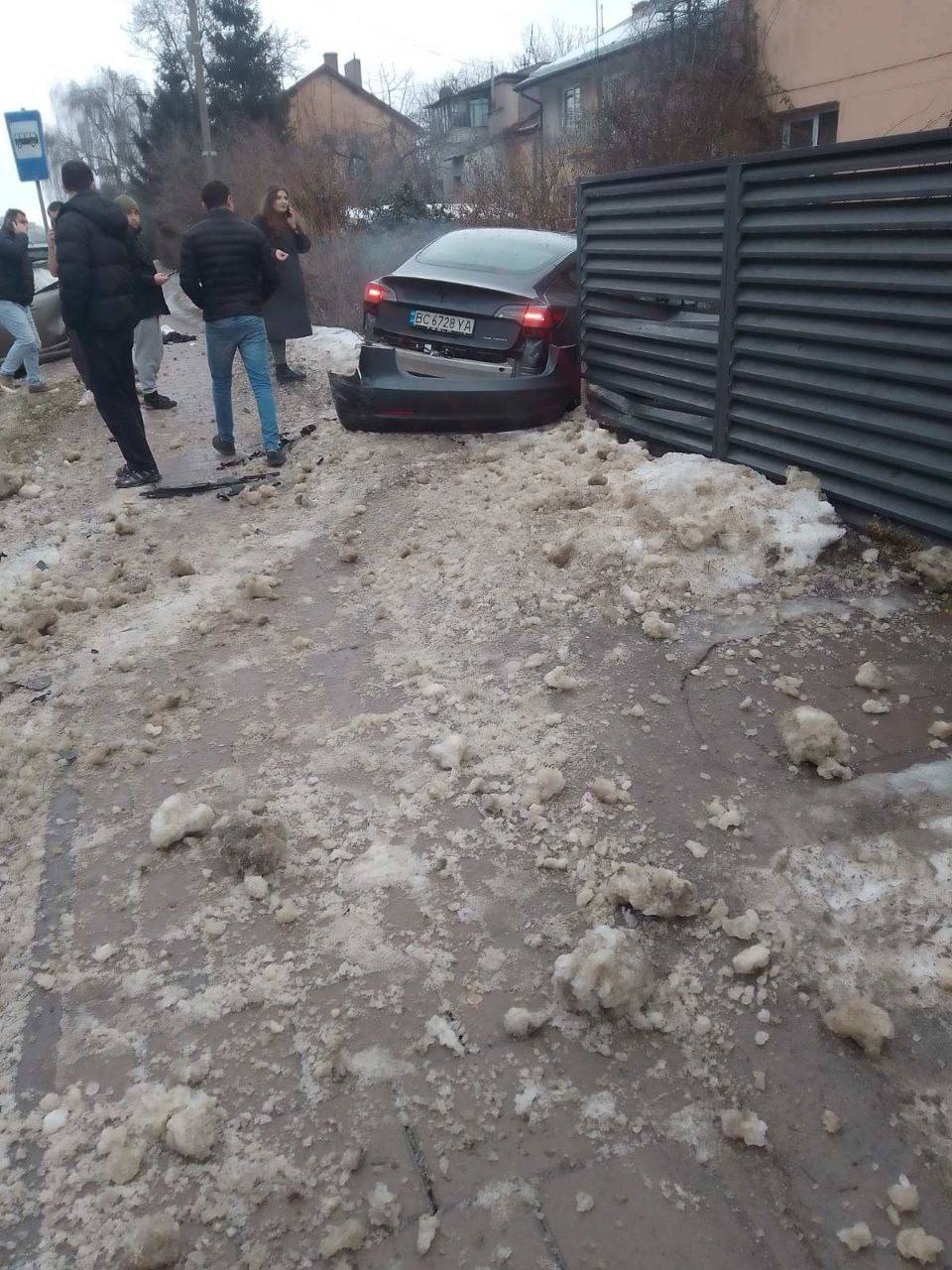 У Львові вночі Tesla знесла паркан на одній з вулиць: що відомо