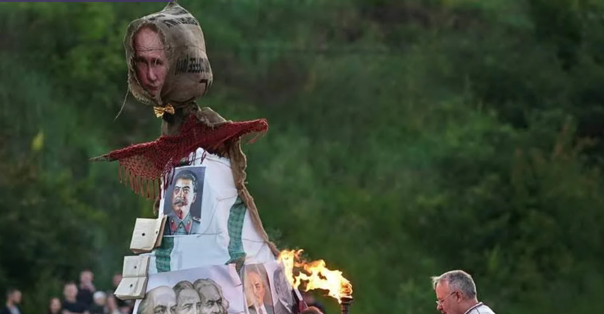 У Рівному спалили опудало путіна під виглядом Марени