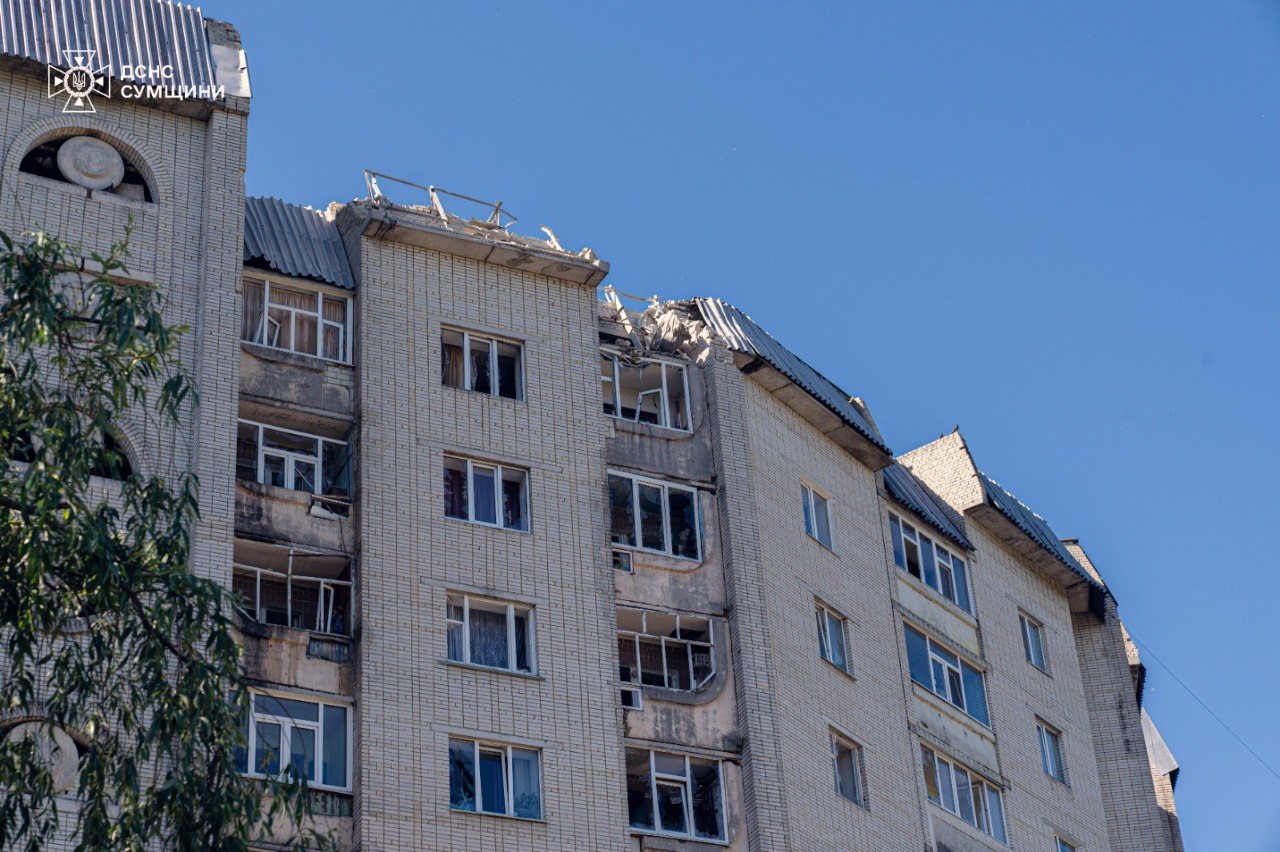 Понівечена дев'ятиповерхівка у Сумах: з'явилися фото будинку після ранкової атаки