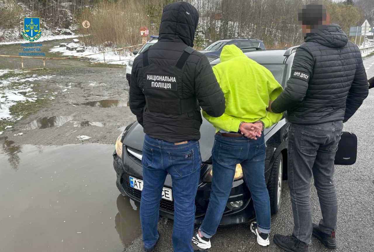 На Львівщині затримали чоловіка, який за 12 тисяч доларів допомагав ухилянту втекти за кордон