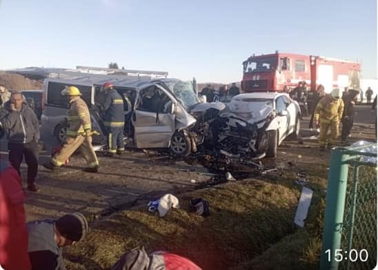 На Прикарпатті автобус потрапив у ДТП: у лікарні перебувають 12 людей (фото)