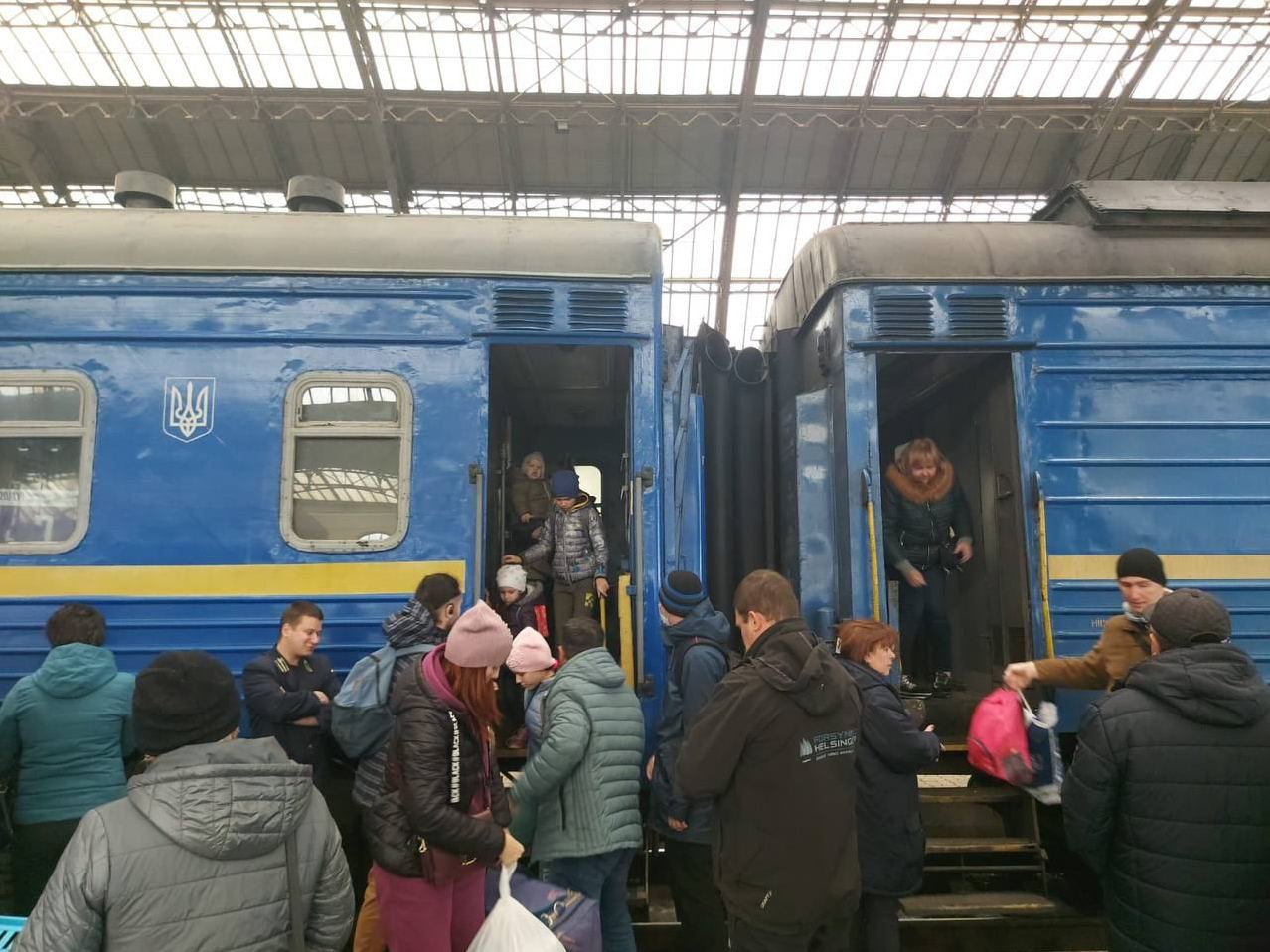 До Львова з Маріуполя прибуло майже 400 вимушених переселенців