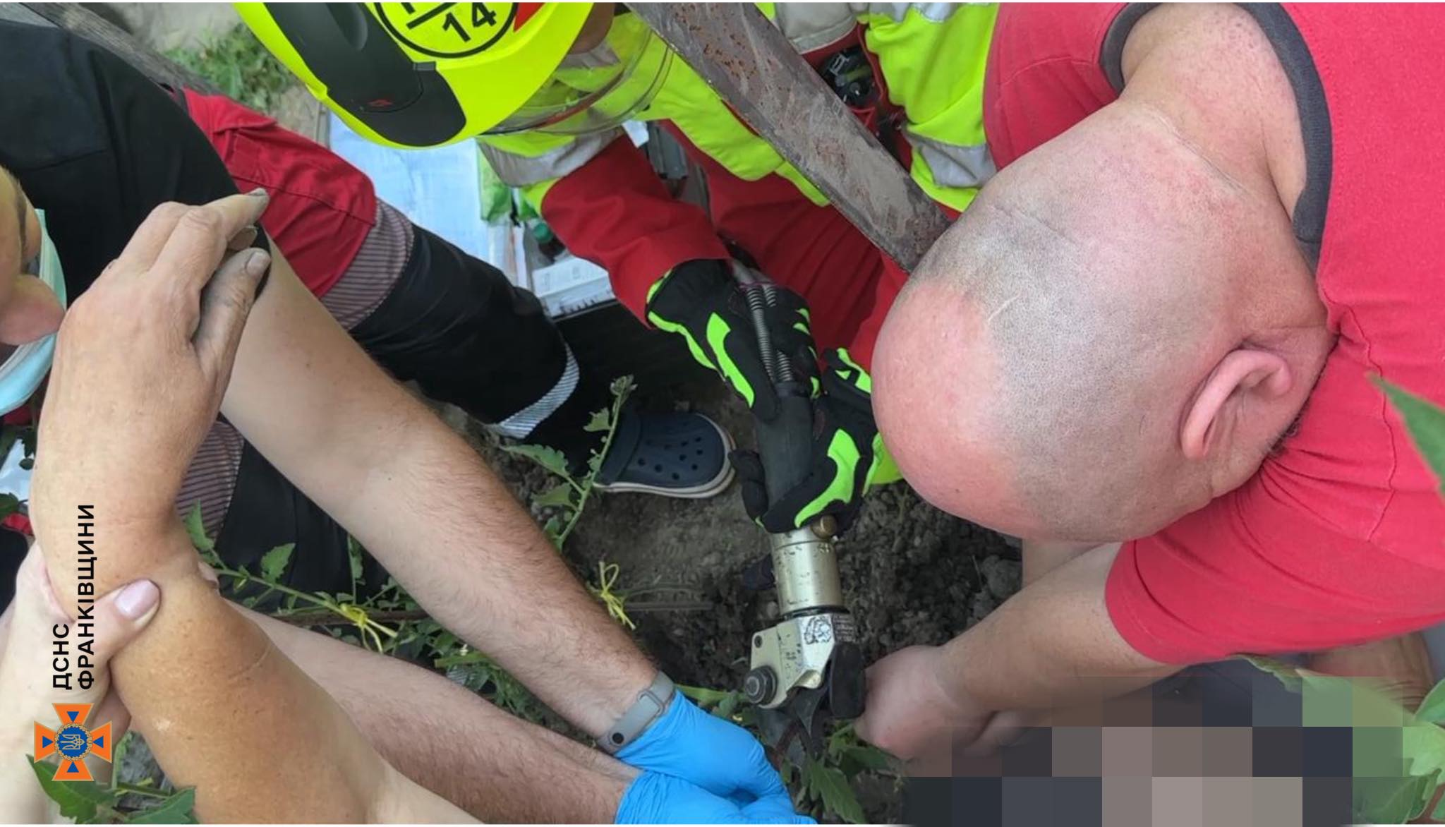 В Івано-Франківську рятували жінку, яка проштрукнулася на металевій артматурі (фото)