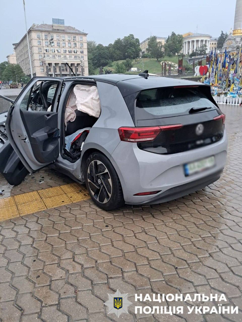 У Києві на Майдані легковик ледь не влетів у підземку (ФОТО)