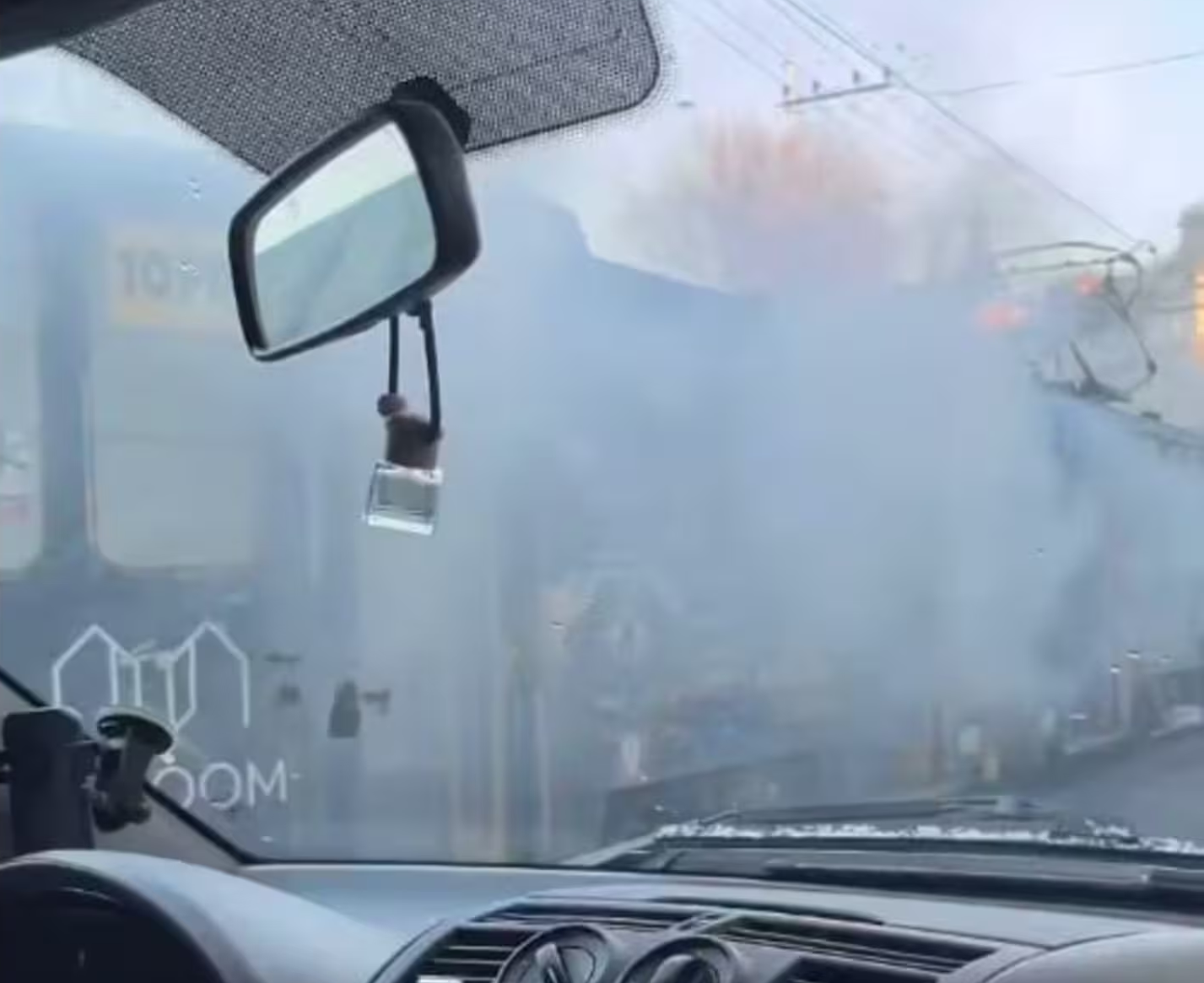 У Львові загорівся трамвай: з-під коліс валить густий дим (відео)