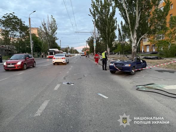 У Дніпрі Ягуар протаранив авто та влетів у зупинку з людьми: Є жертви