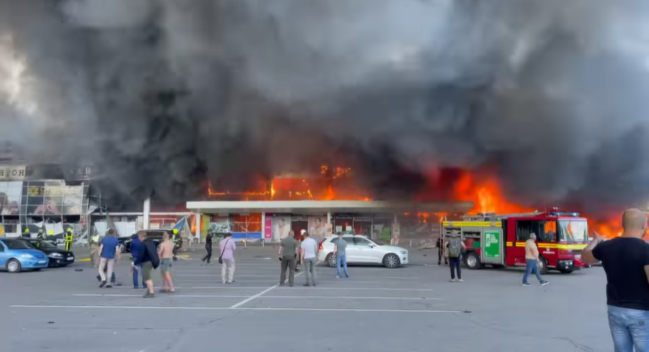 "Кількість жертв неможливо навіть уявити". Росія вдарила ракетами по ТРЦ в Кременчуку