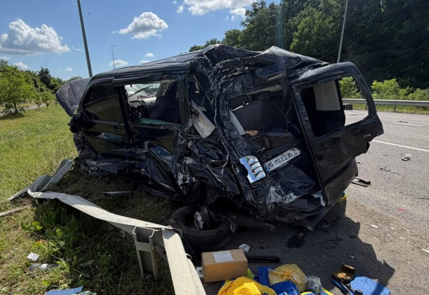 Депутатка міської ради потрапила в серйозну автотрощу: бус зім'яло вщент (фото)