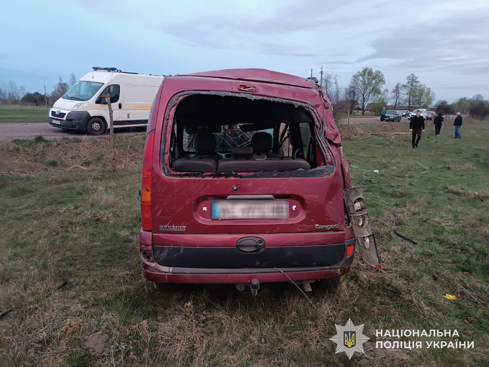 Політ у кювет: на Львівщині Renault перетворився на купу металолому (фото)
