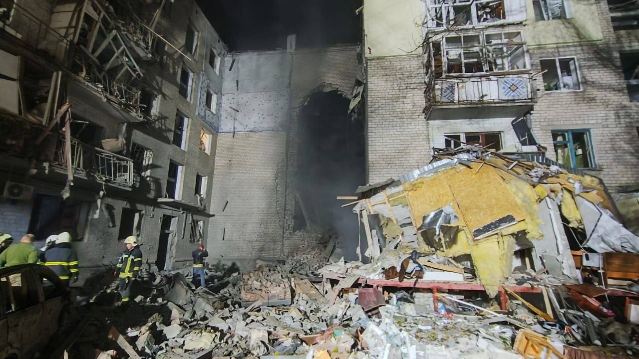 Окупанти зруйнували ракетами 5 поверхів будинку в Миколаєві. Є загиблі та поранені