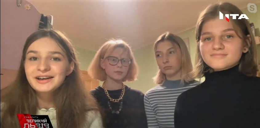 Школярки-зірки соцмереж, які розпочали флешмоб «Батько наш Бандера», спростували фейки про себе