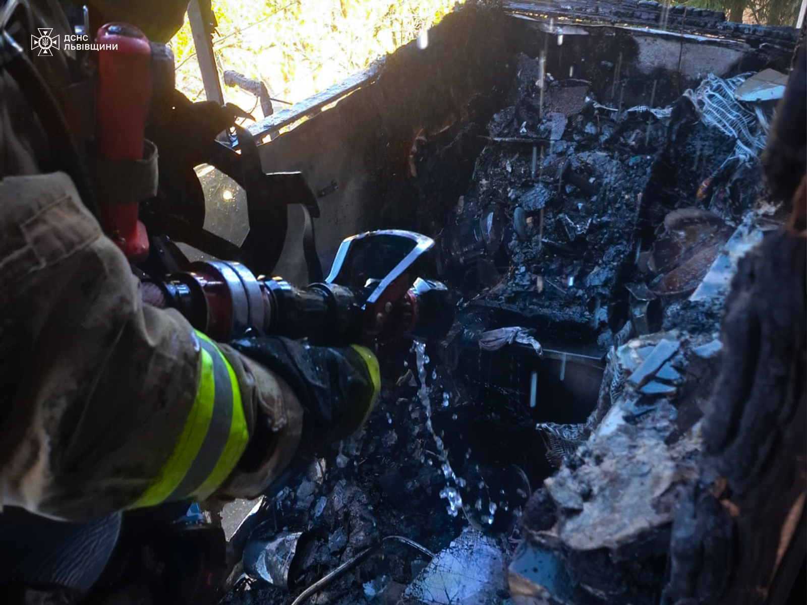 У Львові вдень горіла багатоповерхівка: з'явилися фото зсередини квартири, де вирувала пожежа