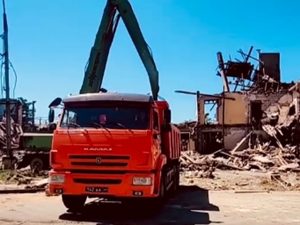 У Маріуполі більше не шукають загиблих під завалами: рашисти вивозять тіла з будівельним сміттям
