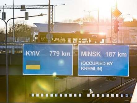 У Вільнюсі встановили нові дорожні знаки на підтримку України