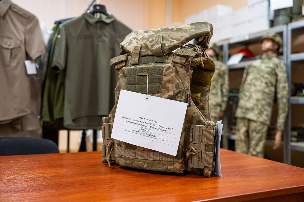 Для військовослужбовиць затвердили ще один зразок бронежилетів. Фото