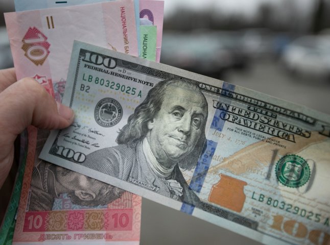 В Україні офіційно підвищили курс долара до історичного максимуму