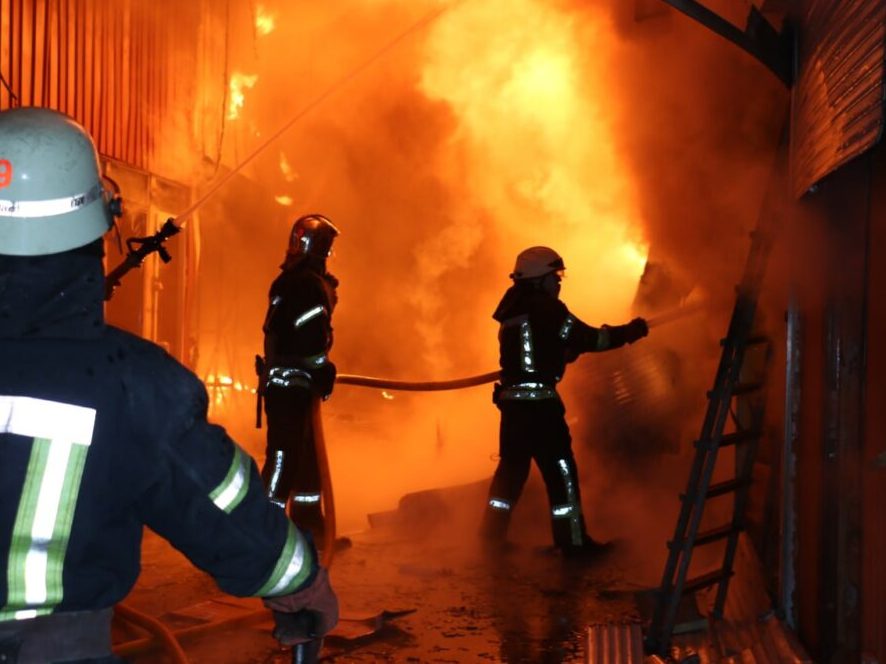 Обстріли Харківщини: минулої доби рятувальники гасили 10 пожеж