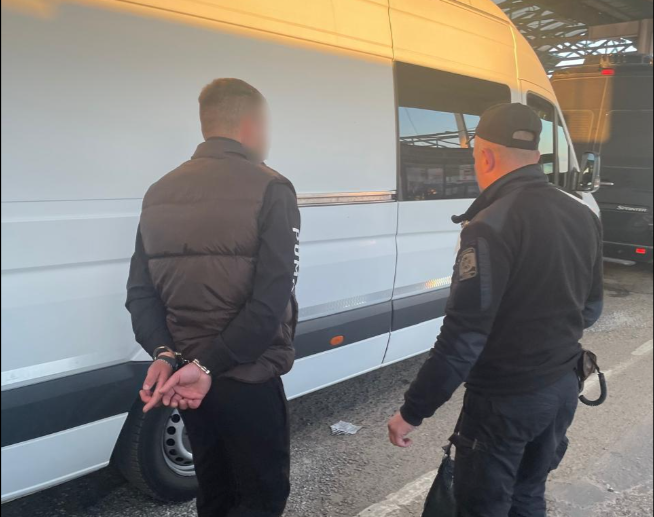 На Львівщині 28-річний ухилянт заховався в ніші мікроавтобуса: на кордоні його знайшли
