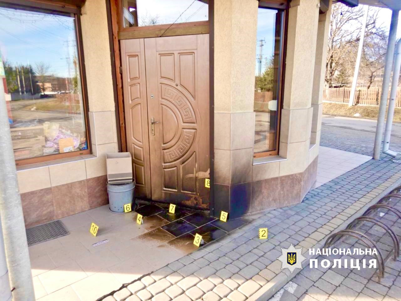 На Прикарпатті чоловік підпалив двері магазину: стала відома причина (фото)
