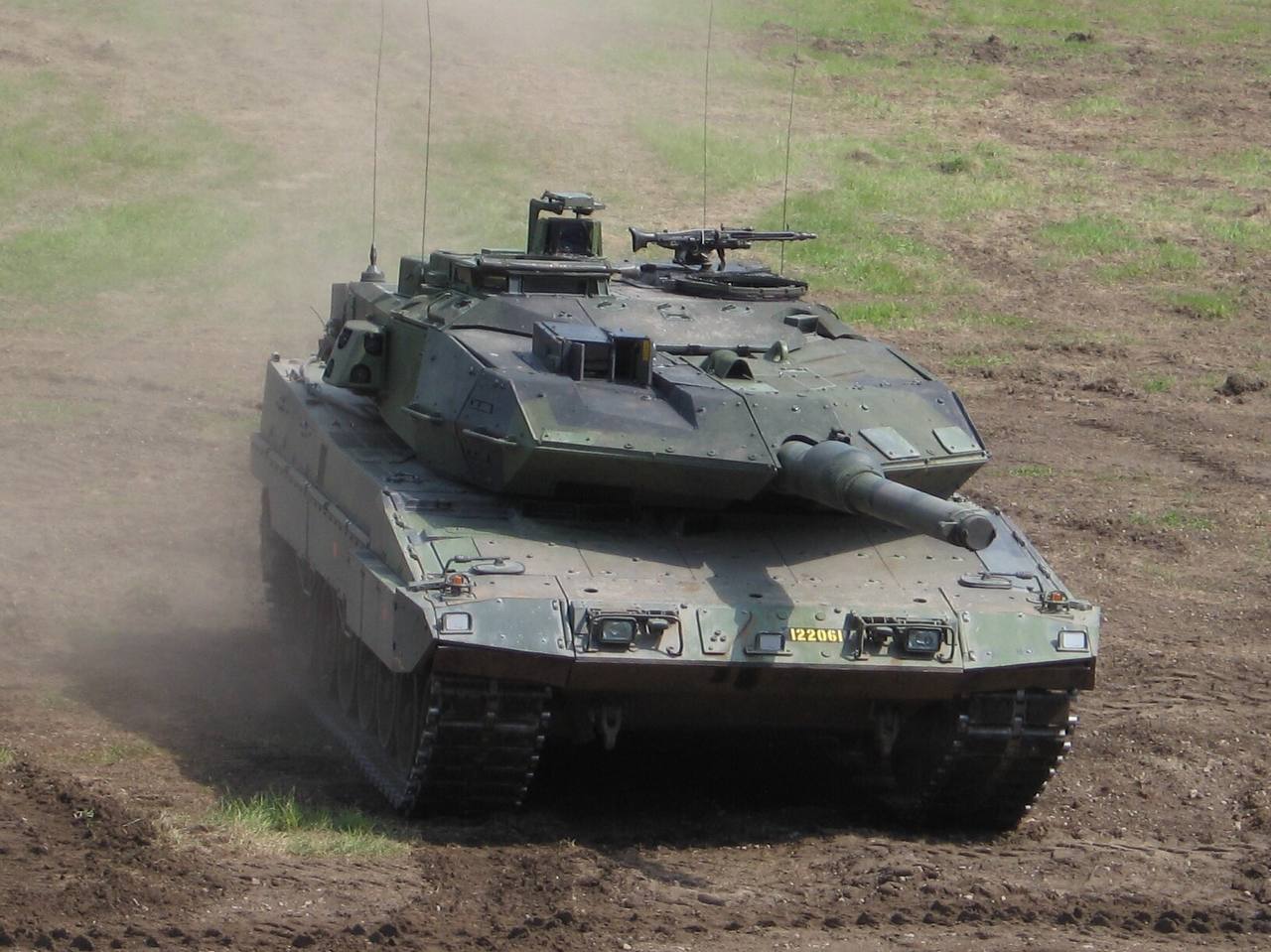 Україна отримала від Швеції 10 танків Stridsvagn 122 із навченими екіпажами