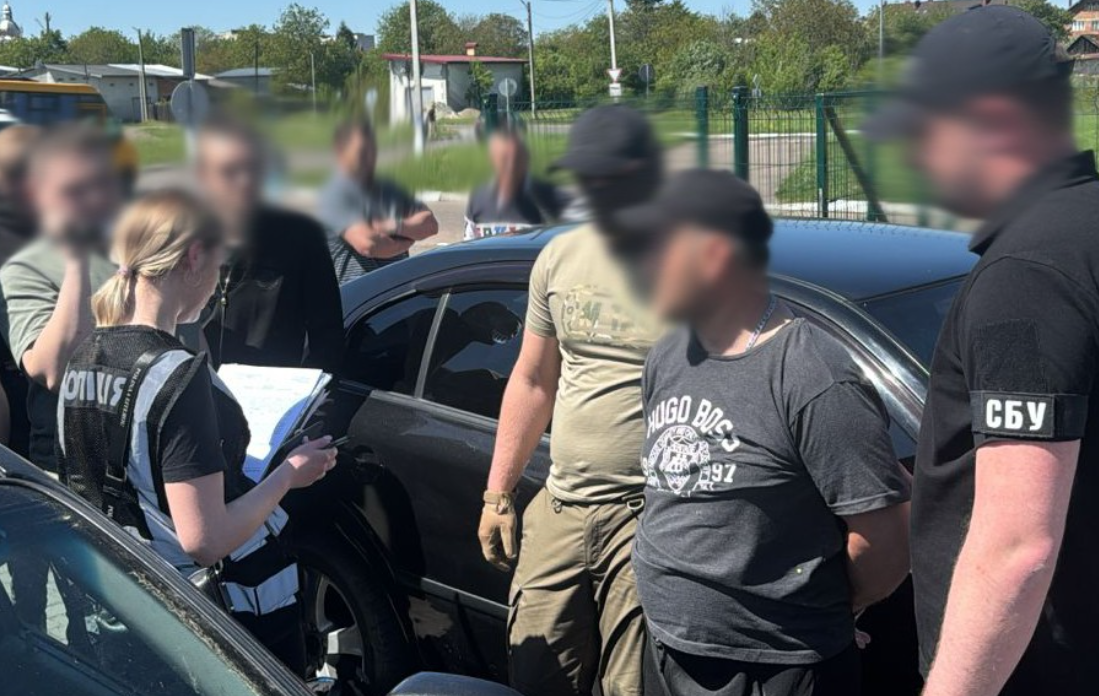 З «клієнта» – 7 тисяч доларів: На Львівщині викрили «помічника» ухилянтам