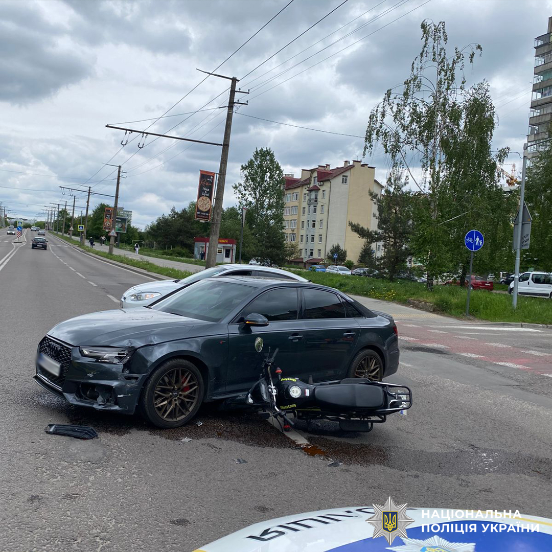 У Львові мотоцикліст потрапив до лікарні після зіткнення з легковиком