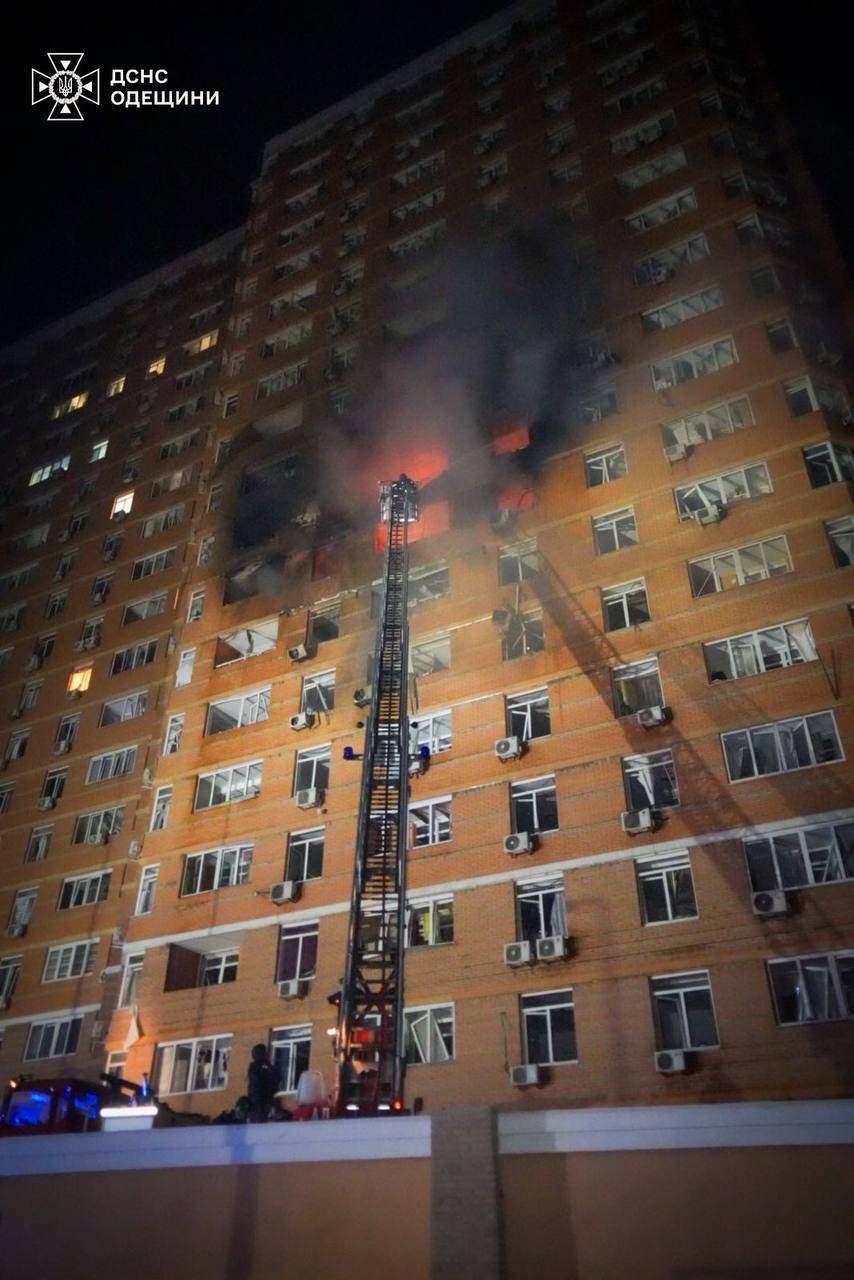 Росія вдарила по 21-поверховому житловому будинку в Одесі: перші фото наслідків