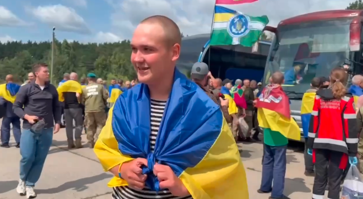 Росіяни відрубали полоненому українцеві палець (відео)