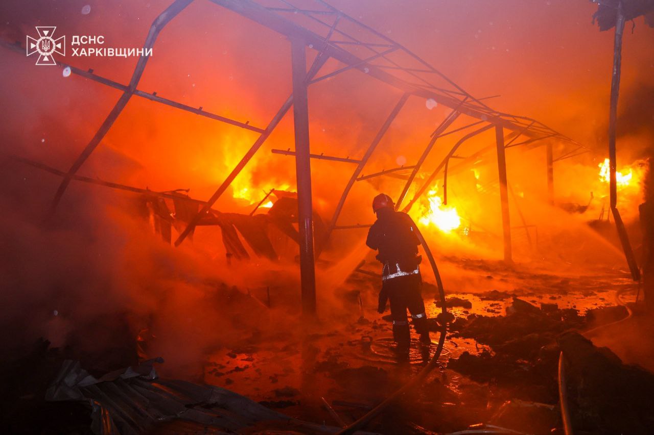 У Харкові росіяни атакували дроном Слобідський район: виникла пожежа на цивільному підприємстві (фото)