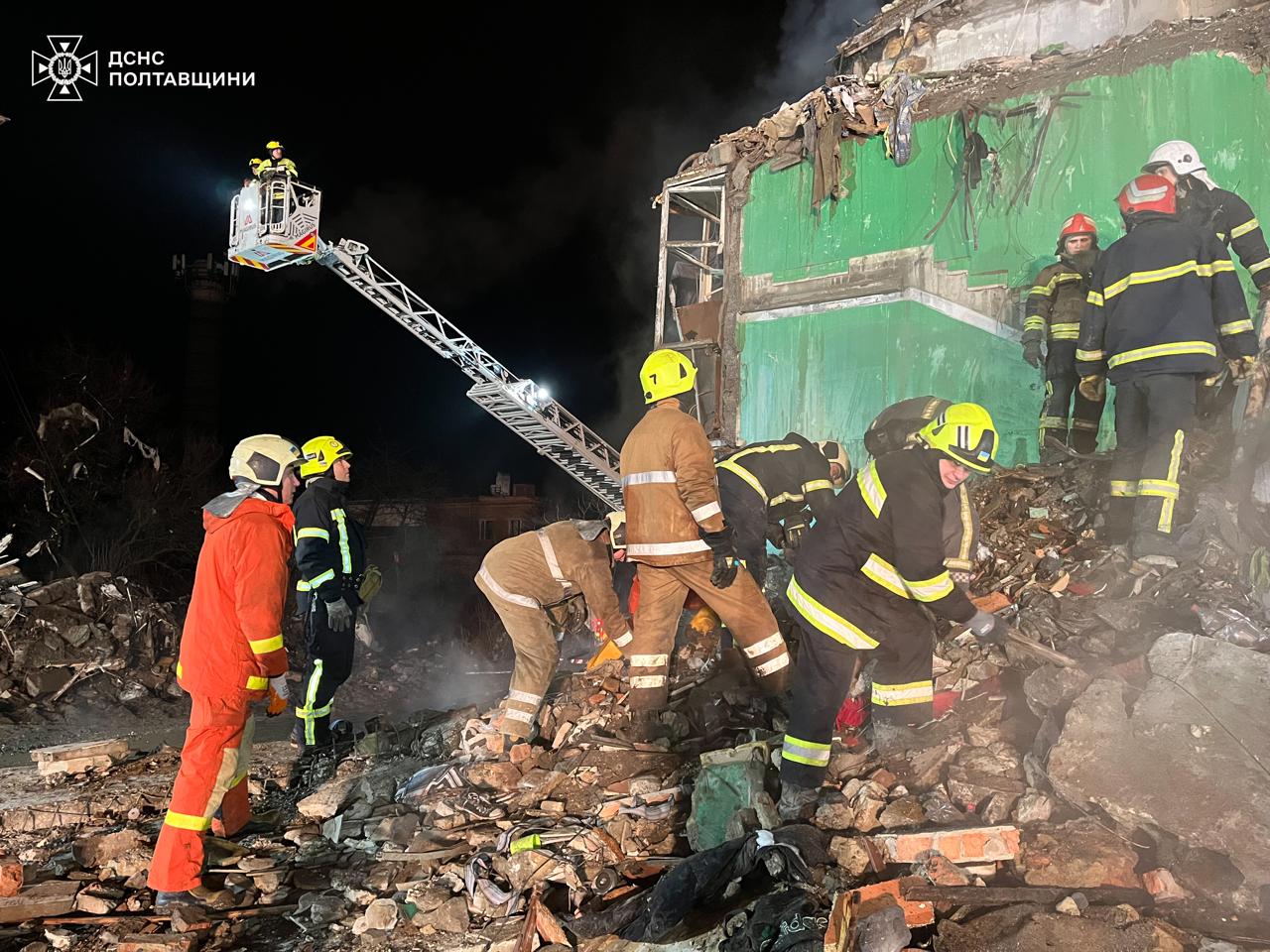 У Полтаві з-під завалів дістали ще двох загиблих (фото)