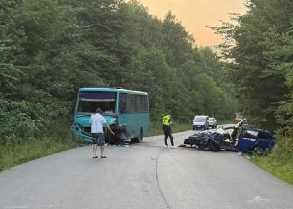 На Львівщині іноземець на "Skoda" врізався в автобус: травмовано 11 осіб