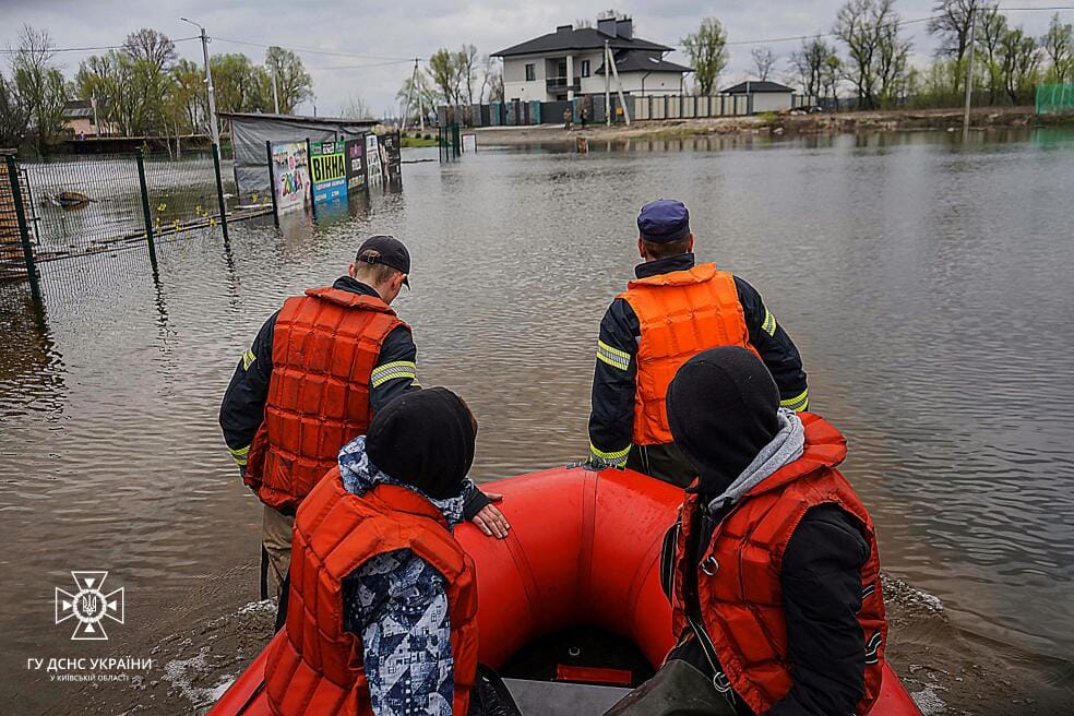 Паводки в Україні: в п’яти областях підтопило пів тисячі обійсть