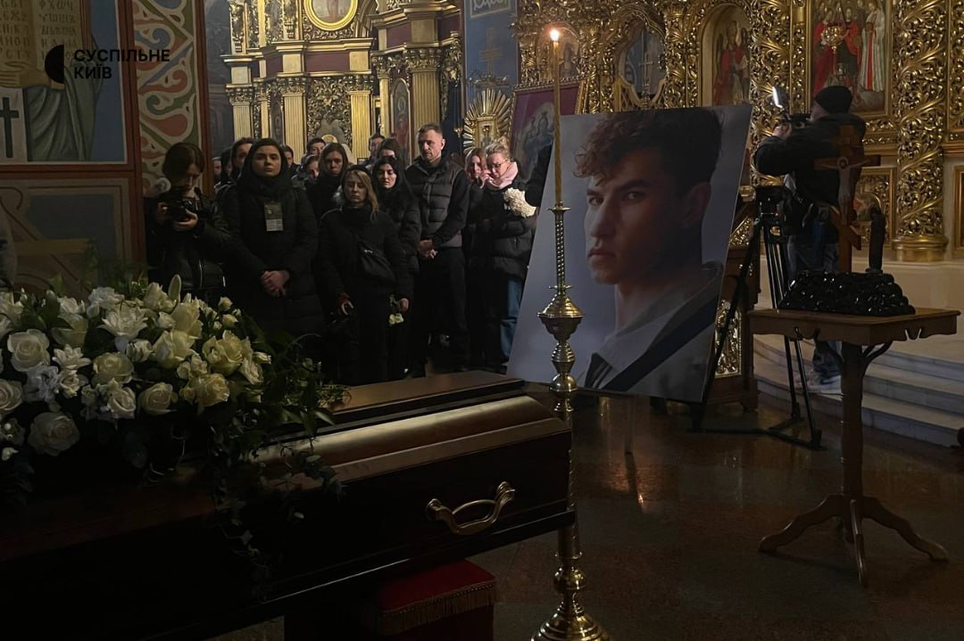 "Він танцював серцем і боровся до останнього": у Києві попрощалися з воїном Володимиром Раковим