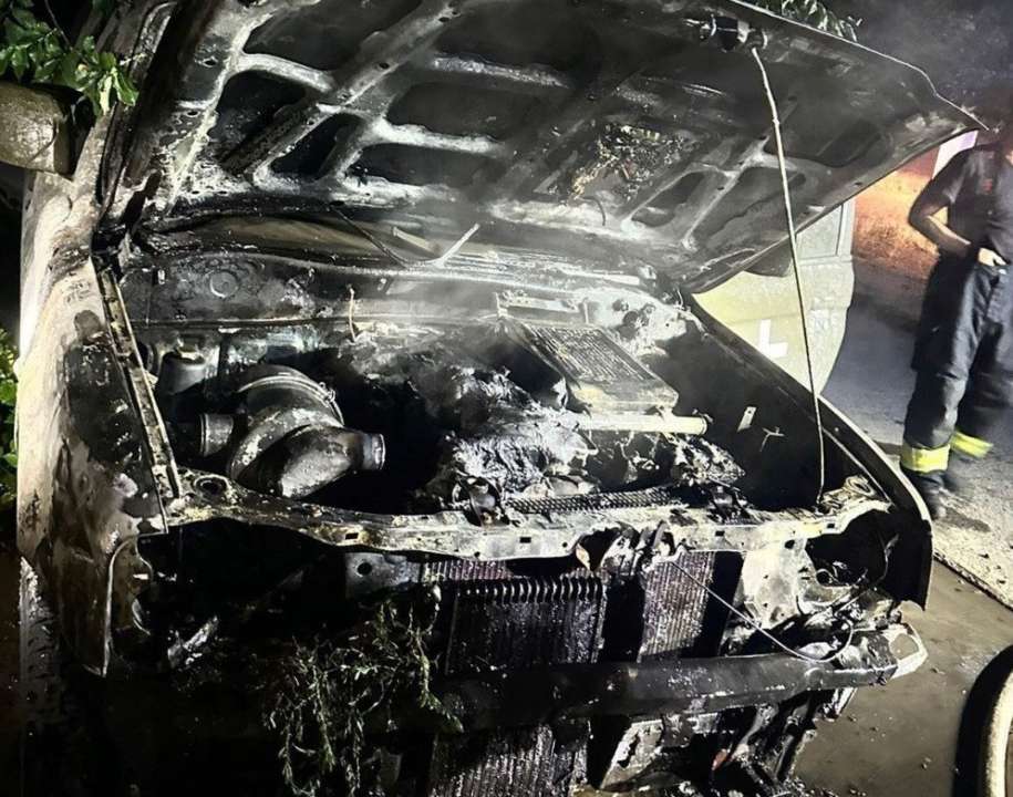 У Дніпрі невідомі спалили автомобіль працівника ТЦК: офіційна заява поліції (фото)