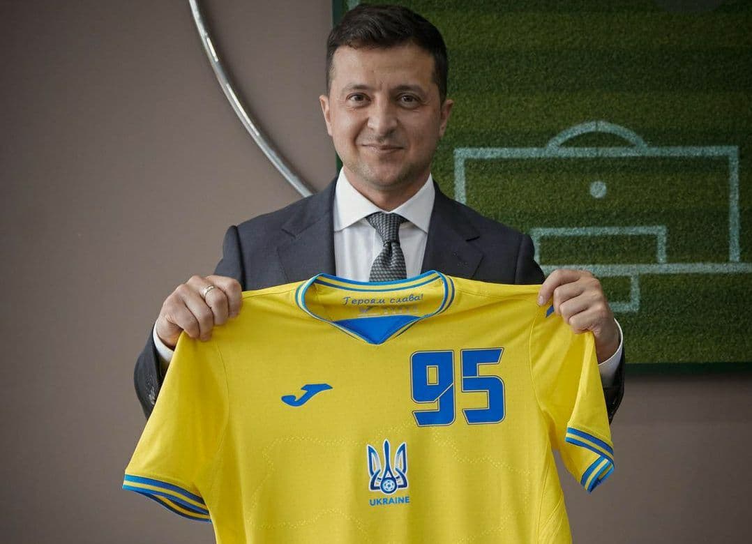95 номер. Зеленський отримав іменну футболку збірної України