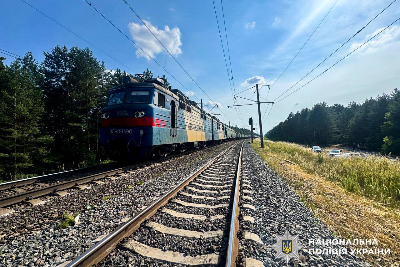 На Рівненщині потяг на смерть збив молоду жінку