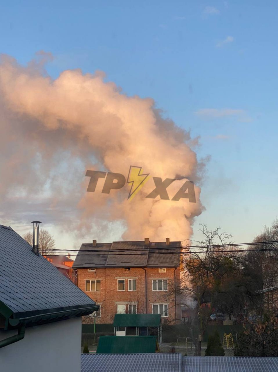 Пожежа у Львові: густий дим видно з різних районів міста