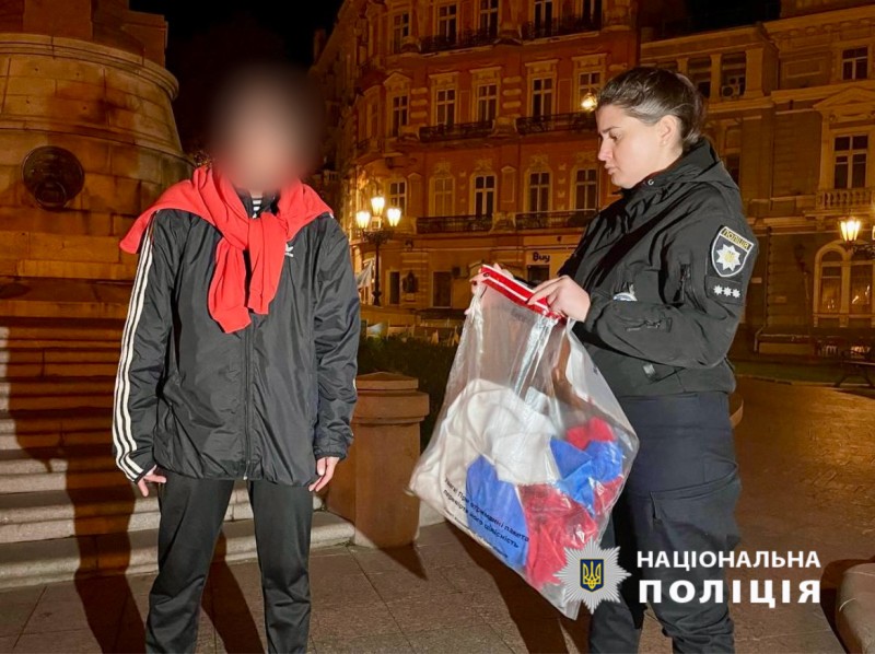 В Одесі жінка намагалася повісити прапор Росії: офіційна заява поліції