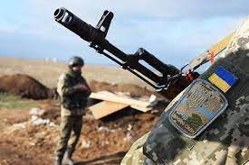 На Донбасі внаслідок обстрілів український військовий отримав поранення