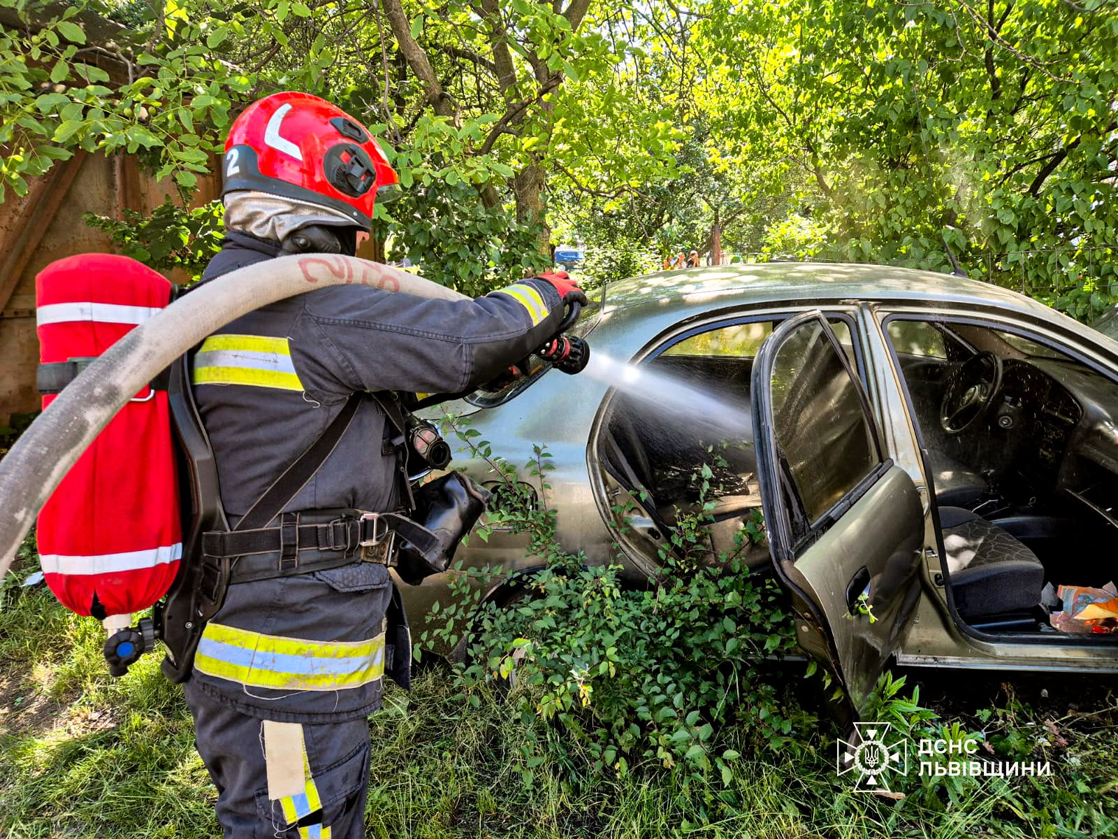 У Львові посеред вулиці вибухнув і загорівся автомобіль: перше фото з місця