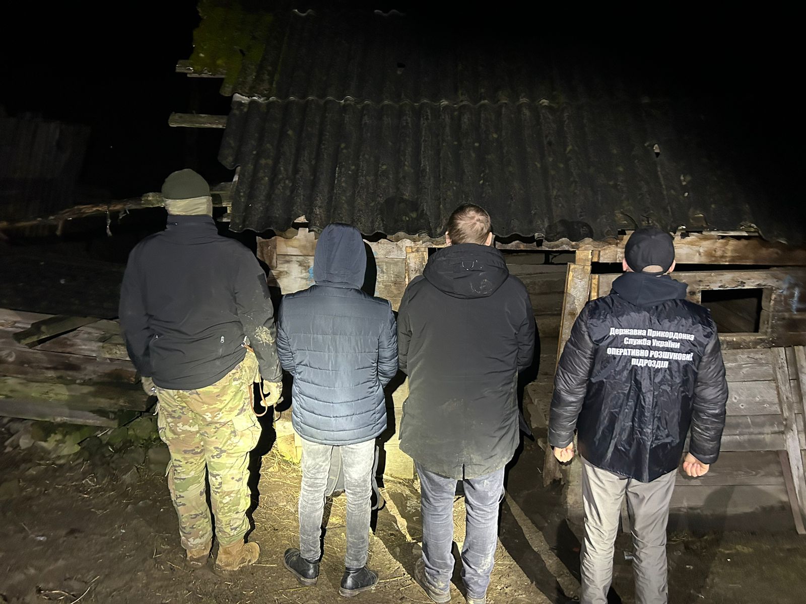 Ховалися в закинутій будівлі: прикордонники піймали двох чоловіків, які втікали в Румунію
