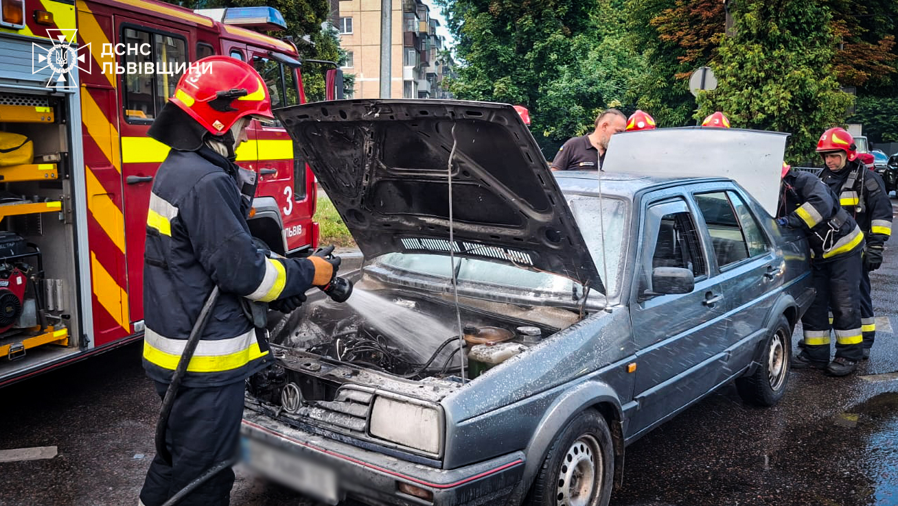 Вранці у Львові посеред вулиці горів автомобіль: з'явилося відео
