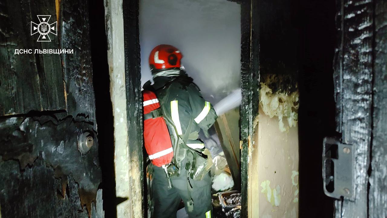 Нічна пожежа у Львові: рятувальники вивели з димової пастки сімох людей та дитину