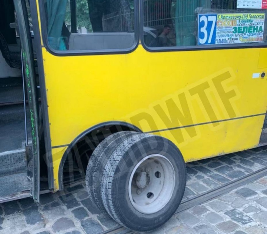 У Львові в маршрутки на ходу відпало колесо